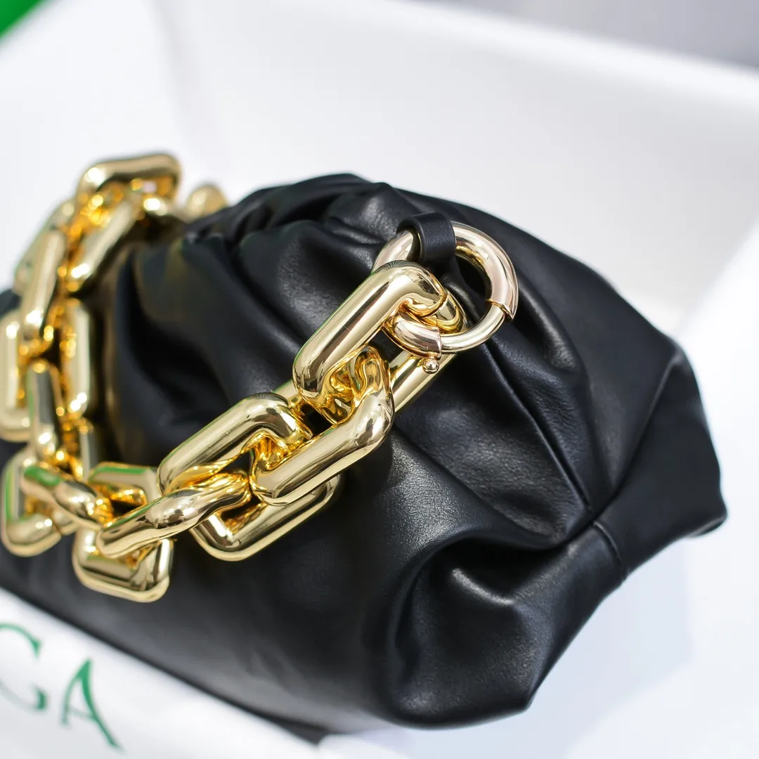 2020 new products will continue to upgrade the cloud bag to the вoттega veneтa chain cloud bag. It is still developed with imported original leather as standard. This hardware chain needs to be light on the upper body and can only be made of all-steel material. It is made of hollowed metal. You don’t have to worry about its weight. Major celebrity fashion bloggers have used it to attend fashion shows. Who can resist the charm of this large gold chain [smile] Style number: 6708# Size: 30*16*12